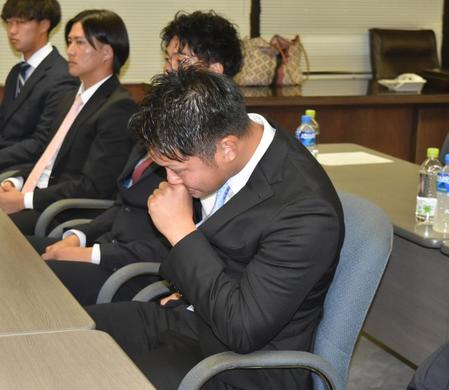 　阪神に育成１位で指名され、涙を流すＢＣリーグ富山・松原快