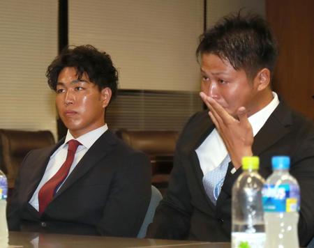 　阪神育成１位で指名され、うれし涙を浮かべる松原快（右）。左はロッテ２位の大谷輝龍