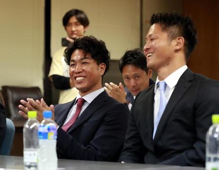 　同僚の松原快（右）が阪神育成１位に指名され、笑顔を見せるロッテ２位指名の大谷輝龍