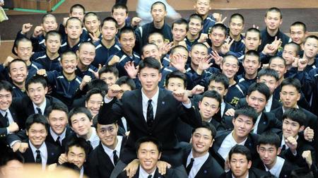 　仲間に担がれガッツポーズの仙台育英・山田脩也