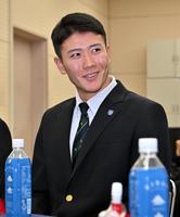 　阪神に３位で指名され、笑顔の仙台育英・山田脩也