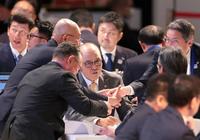 　青学大・下村海翔の交渉権獲得が決まり、握手を交わし喜ぶ岡田監督（中央）、百北球団社長（右奥）ら阪神陣営（撮影・吉澤敬太）