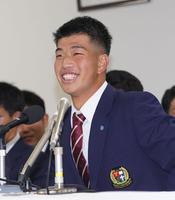 　阪神に４位で指名され笑顔を見せる東海大熊本星翔の百崎蒼生
