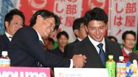 　ＤｅＮＡから６位指名を受けた井上絢登（左）と握手を交わす阪神２位の四国ＩＬｐ徳島・椎葉剛（撮影・中田匡峻）