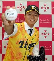 　６位指名を受け笑顔を見せる大経大・津田淳哉＝撮影・田中太一