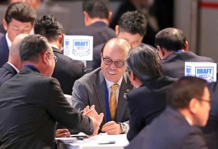 　青学大・下村の交渉権獲得が決まり、笑顔を見せる岡田監督（撮影・吉澤敬太）