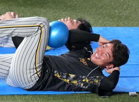 　登板へ向けてトレーニングをする村上（撮影・立川洋一郎）