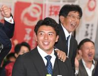 　阪神から２位指名を受けた徳島・椎葉（後方は岡本監督）＝撮影・中田匡峻