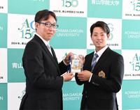 　吉野スカウト（左）からサイン入りドラフトＩＤカードを渡される下村海翔（撮影・園田高夫）