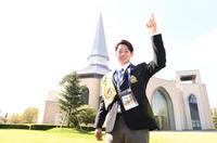 　ナンバーワンポーズを決める下村海翔（撮影・園田高夫）