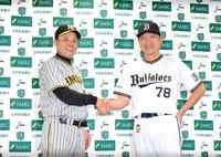 　監督会議を終え、握手を交わす岡田監督（左）と中嶋監督（撮影・北村雅宏）