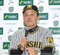 　日本シリーズに向け、会見する岡田監督（撮影・北村雅宏）