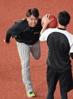 　登板へ向けてトレーニングをする村上（撮影・立川洋一郎）