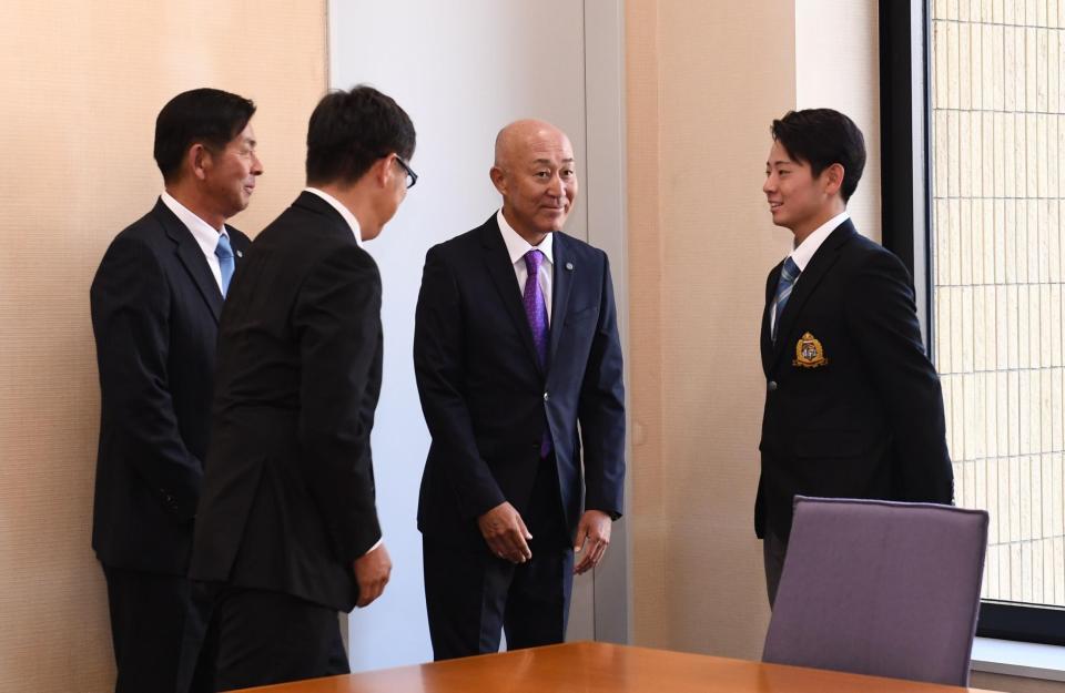 　阪神から１位指名のあいさつを受ける下村海翔（右）＝撮影・園田高夫