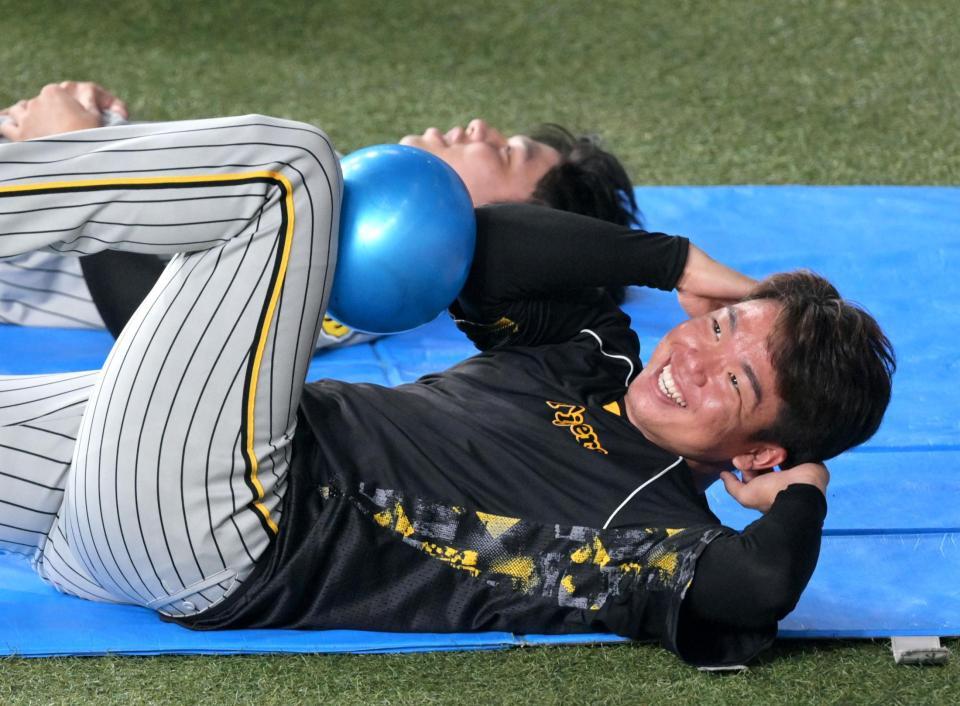 　登板へ向けてトレーニングをする村上（撮影・立川洋一郎）