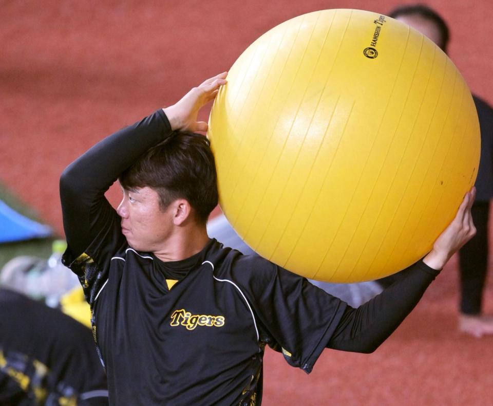 　登板へ向けてトレーニングをする村上（撮影・立川洋一郎）