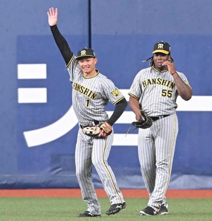 　ミエセス（右）と右翼でシートノックを受ける森下（撮影・高部洋祐）