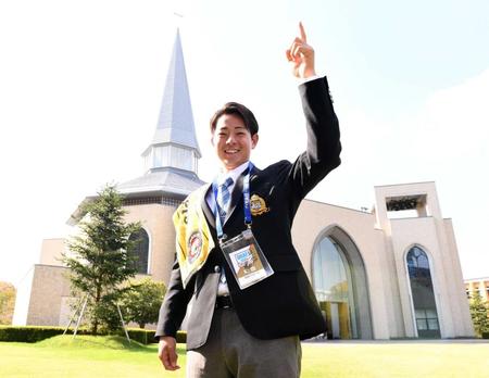 　ナンバーワンポーズを決める阪神１位・下村（撮影・園田高夫）