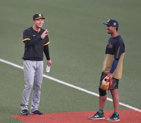 　宗（右）と談笑する佐藤輝（撮影・西岡正）