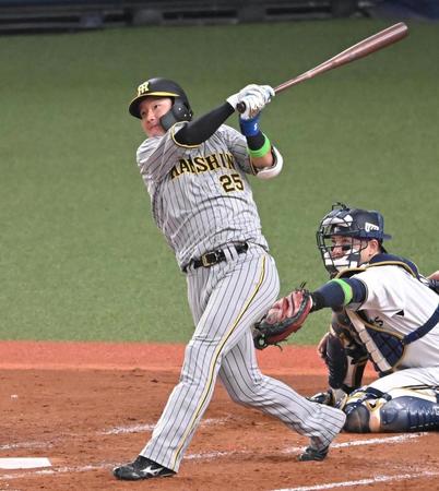 　５回、先制適時打を放つ渡辺諒（撮影・高部洋祐）