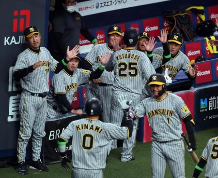　５回、生還した渡辺諒を迎える岡田監督（左から２人目）＝撮影・山口登