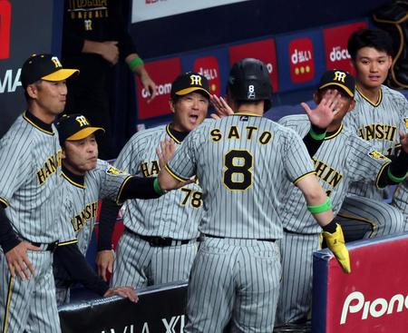 　５回、生還した佐藤輝を迎える岡田監督（左から２人目）＝撮影・山口登