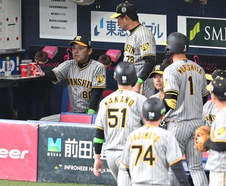 　１回、森下が見逃し三振に倒れ、中野が盗塁失敗の併殺で渋い表情の岡田監督（撮影・金田祐二）