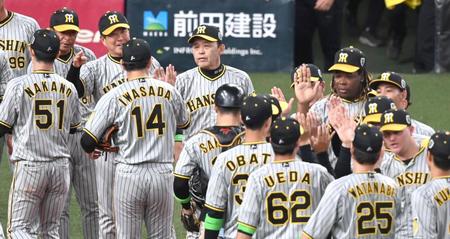 　ナインを迎える岡田監督ら（撮影・飯室逸平）