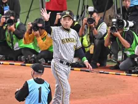 　勝利監督インタビューを終え、スタンドに向かって手を振る岡田監督（撮影・高部洋祐）