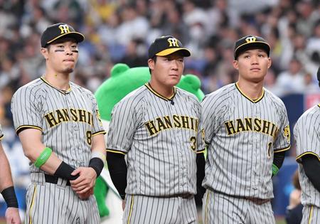 　スタメンで出場する（左から）佐藤輝、大山、森下（撮影・中田匡峻）