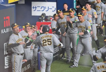　５回、近本の適時三塁打で生還した渡辺諒を祝福する阪神ナイン（撮影・西岡正）