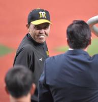 　リラックスした表情で梨田昌孝氏（右）と話す岡田監督（撮影・西岡正）