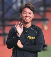 　リラックスした表情で練習する村上（撮影・西岡正）