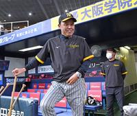 　球場入りする岡田監督（撮影・中田匡峻）