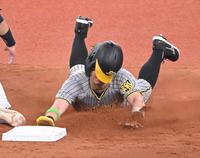 　５回、ヘッドスライディングで二盗を決める佐藤輝（撮影・高部洋祐）