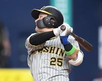 　５回、先制の中前適時打を放つ渡辺諒（撮影・中田匡峻）