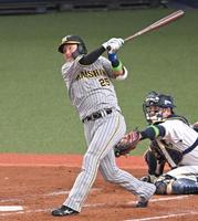 　５回、先制適時打を放つ渡辺諒（撮影・高部洋祐）