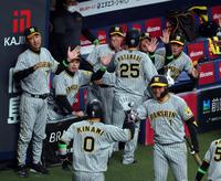 　５回、生還した渡辺諒を迎える岡田監督（左から２人目）＝撮影・山口登