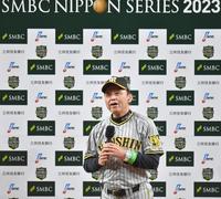 　監督として日本シリーズ初勝利でインタビューに答える岡田監督（撮影・西岡正）