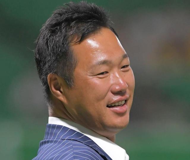 阪神OB関本賢太郎氏「癖が強すぎる嫁」強烈コスプレの2ショにネット 