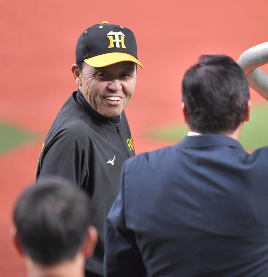 　リラックスした表情で梨田昌孝氏（右）と話す岡田監督（撮影・西岡正）