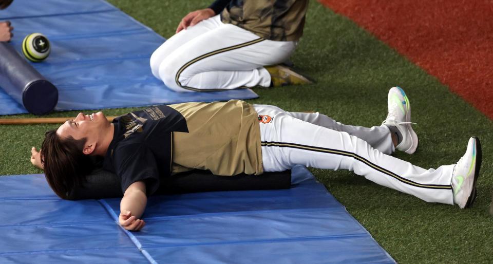 　ストレッチする山本（撮影・山口登）