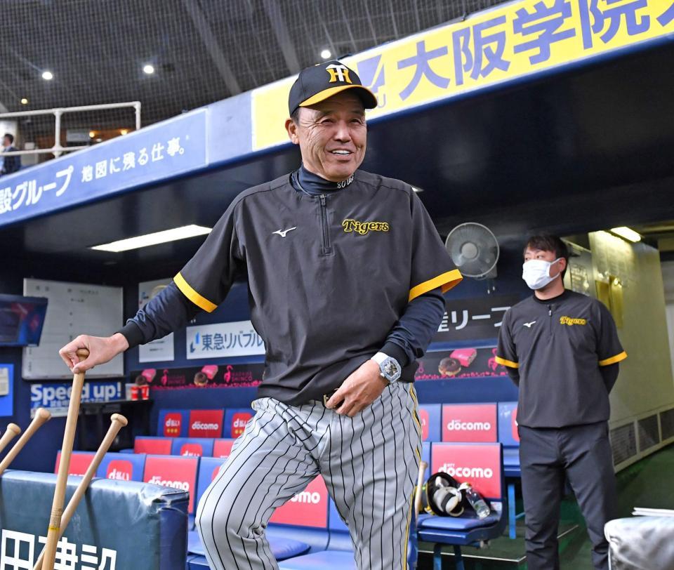 　球場入りする岡田監督（撮影・中田匡峻）