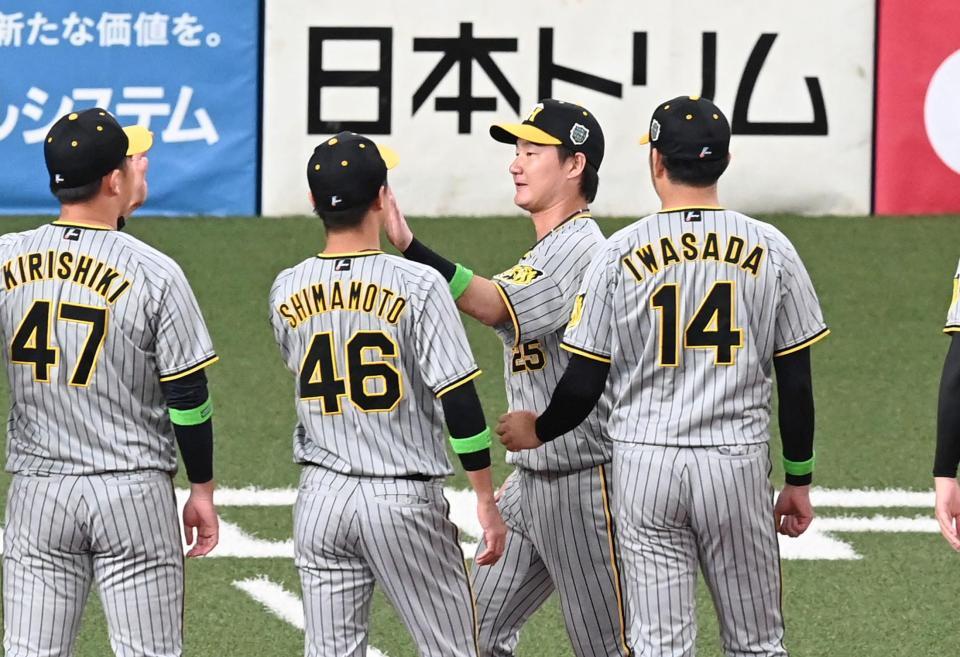 　「７番・ＤＨ」でスタメンの渡辺諒（右から２人目）＝撮影・飯室逸平