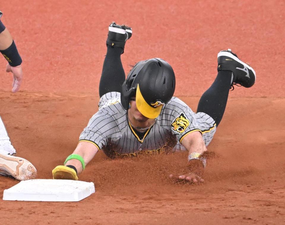 　５回、ヘッドスライディングで二盗を決める佐藤輝（撮影・高部洋祐）