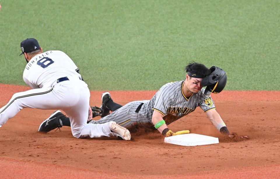 　５回、二盗を決める佐藤輝（撮影・金田祐二）