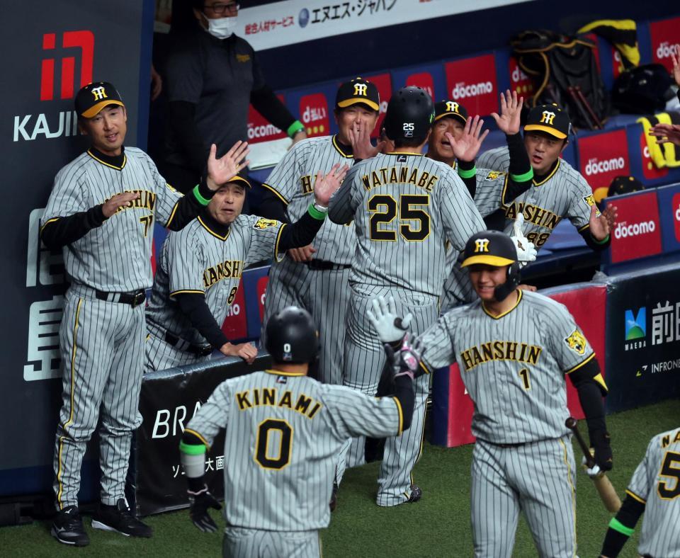 　５回、生還した渡辺諒を迎える岡田監督（左から２人目）＝撮影・山口登