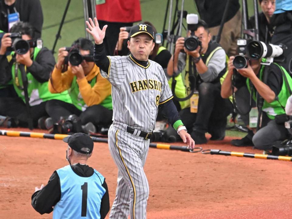 阪神・岡田監督　シリーズ初勝利に「前回は４連敗してるんで」と返しファン大歓声　佐藤輝の二盗には「いやいやまだ」/デイリースポーツ online