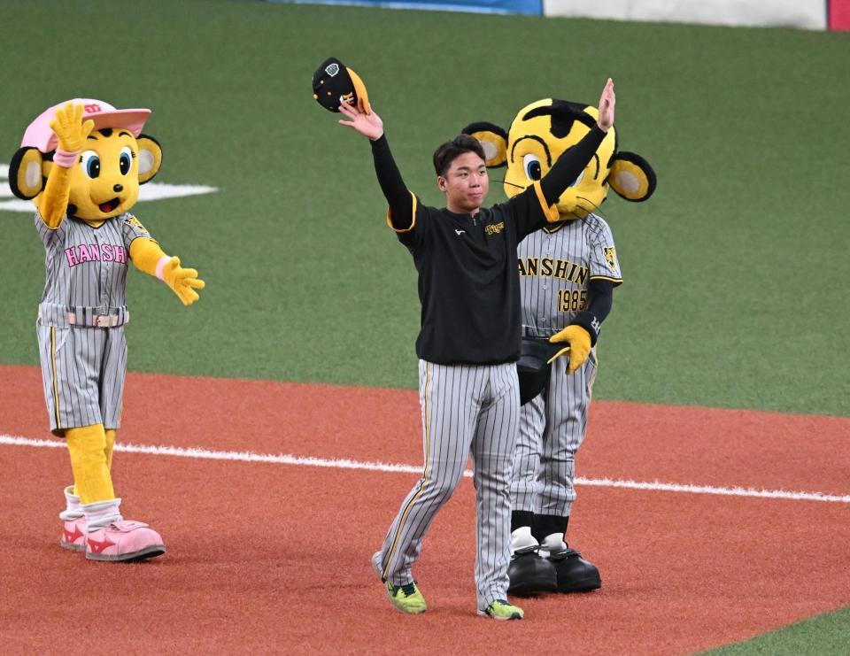 　声援に応える村上（撮影・金田祐二）