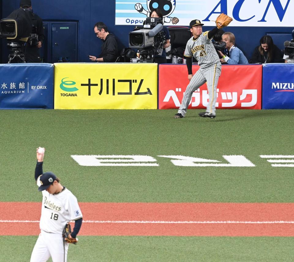 　ピンチの山本（手前左）を横目にキャッチボールする村上（撮影・飯室逸平）
